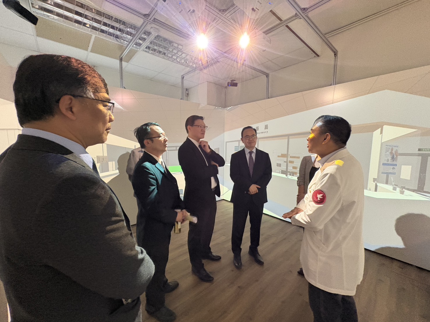 參觀AI智慧臨床藥學產業研創中心