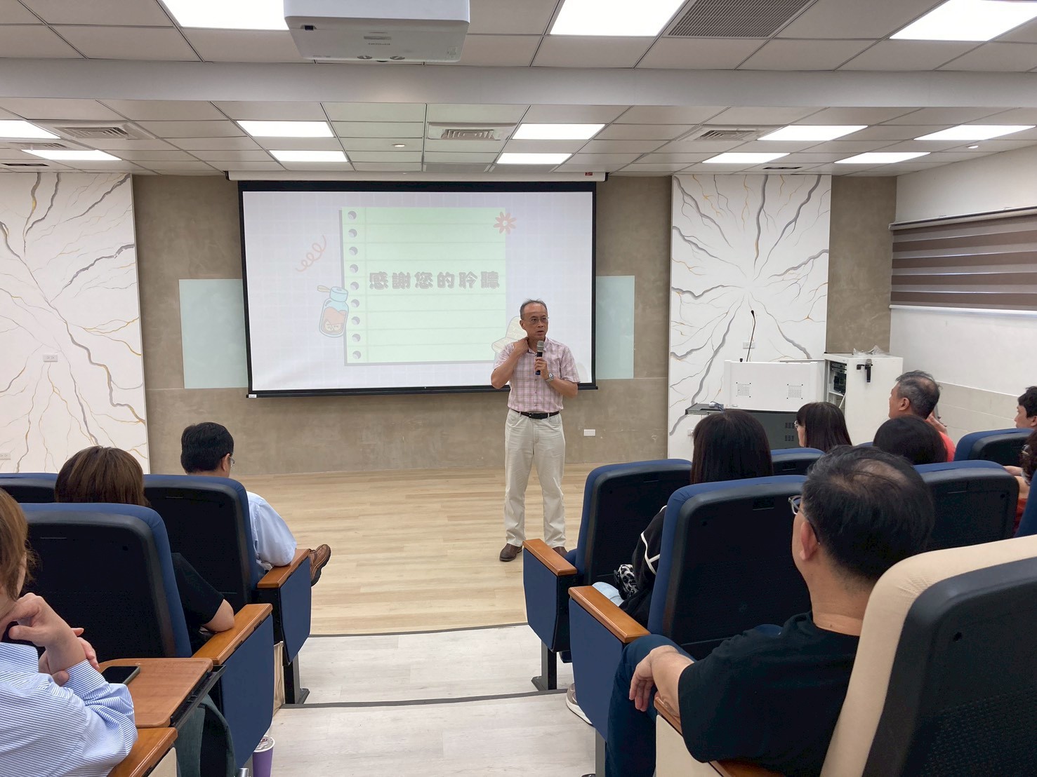 大仁科技大學人文暨資訊學院吳鄭善明院長勉勵同學