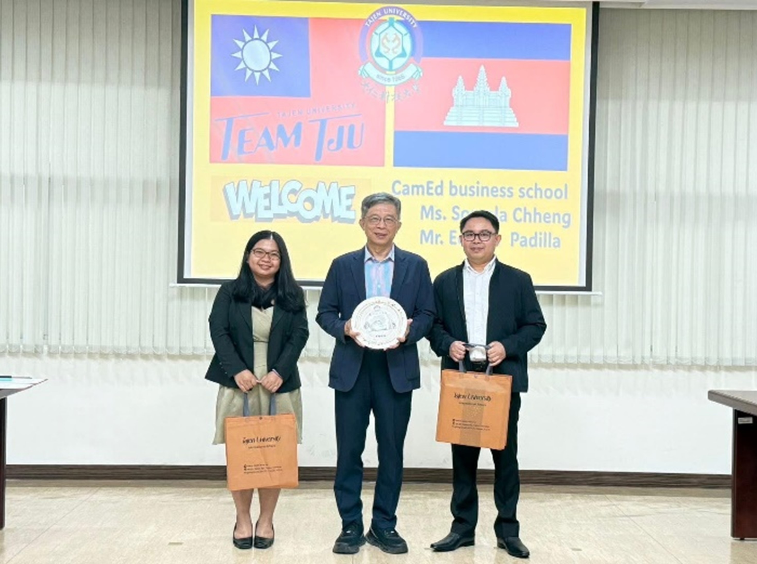 大仁科大與柬埔寨代表互贈紀念品