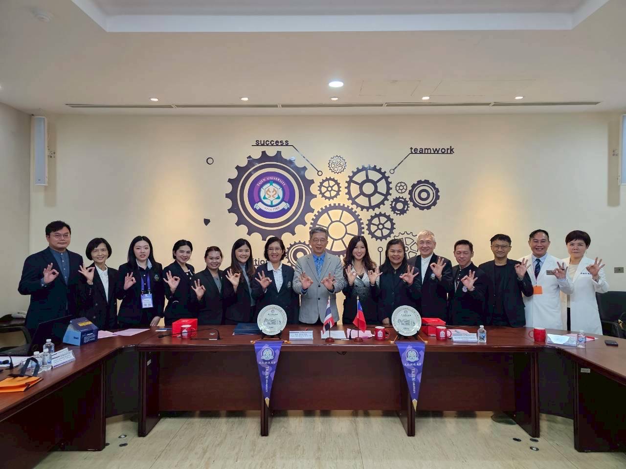 大仁科大與泰國 Pathumthani University 合影