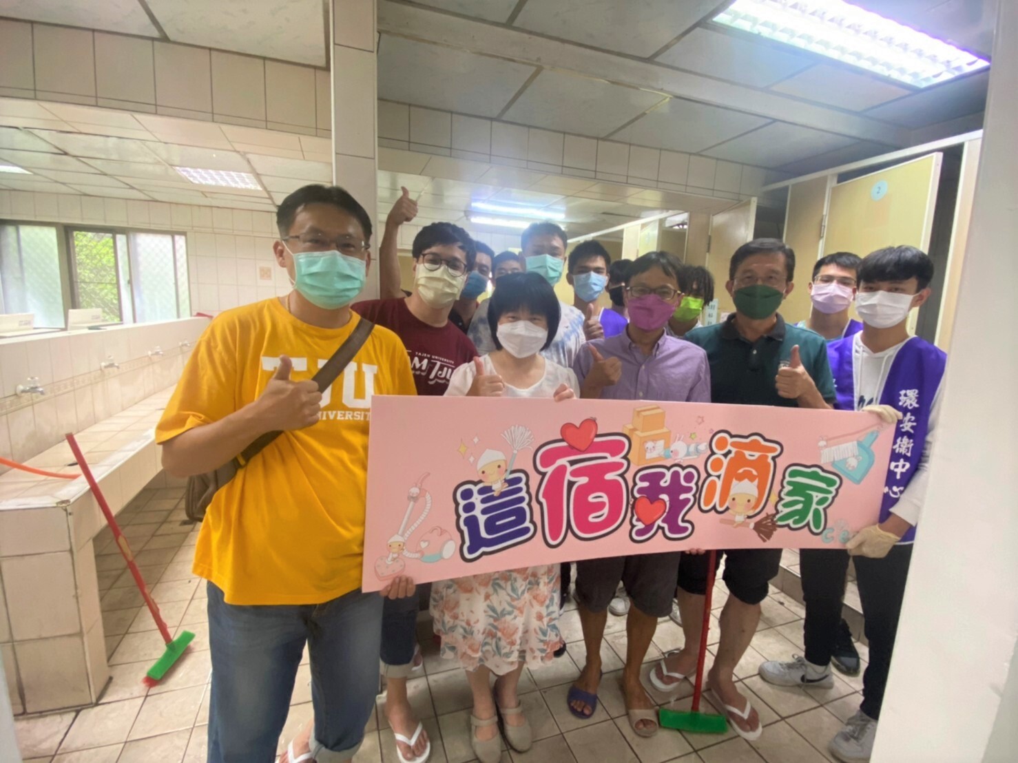 校長率領學務處一二級主管及勞動教育學生來學生宿舍進行打掃清潔活動。