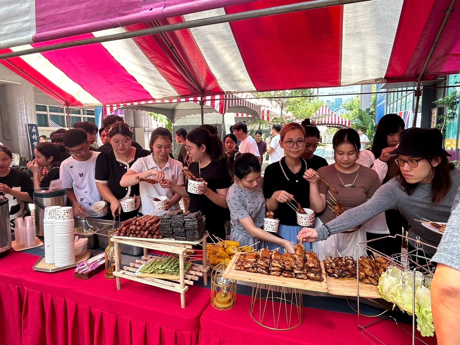 圖2、大仁科技大學國際專修部舉辦中秋烤肉大團圓 國際生體驗台式中秋烤肉文化