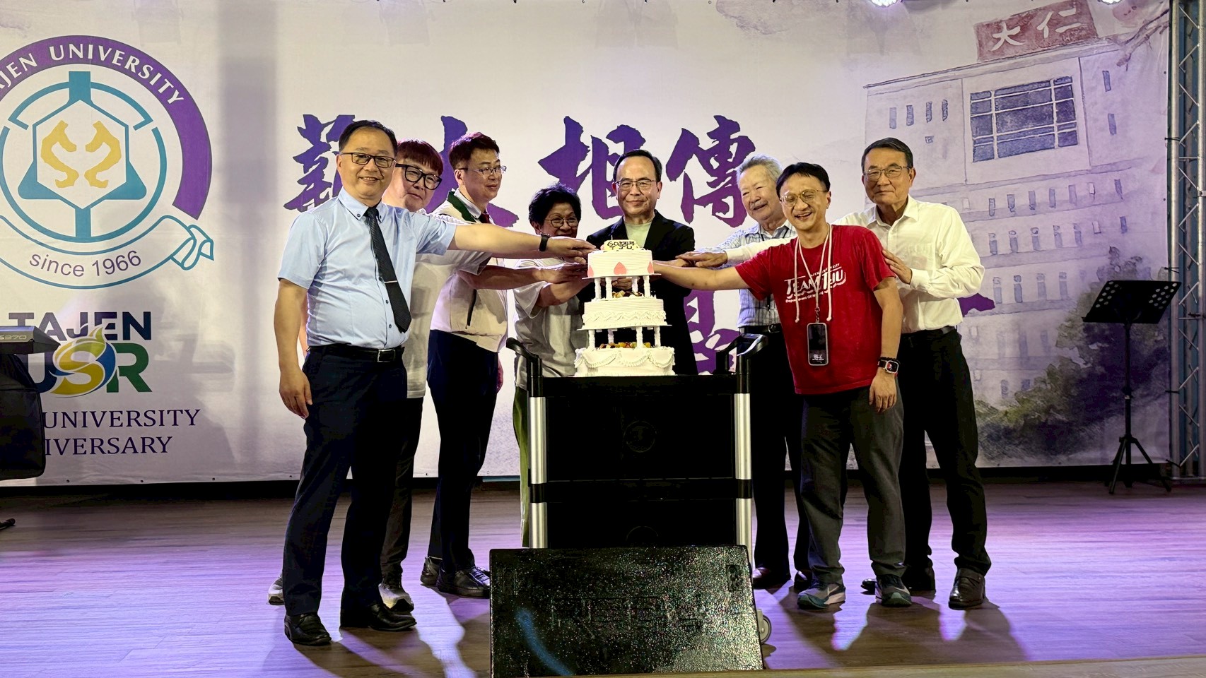 由校長及重要貴賓共同切蛋糕慶祝大仁科技大學六十週年校慶生日快樂