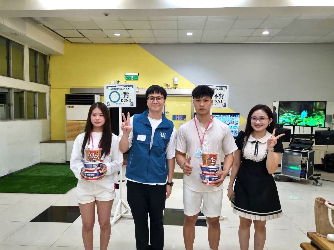 黃柏捷副國際長頒發迎新晚會活動獎項，與國際學生共同分享喜悅。