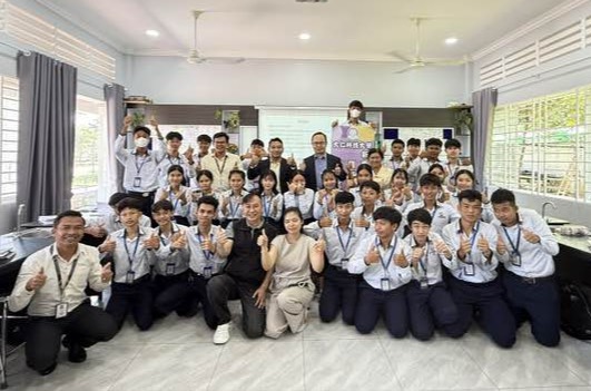 大仁科技大學周德光校長、國際專修部李建立部長與學生近距離互動,交流熱絡