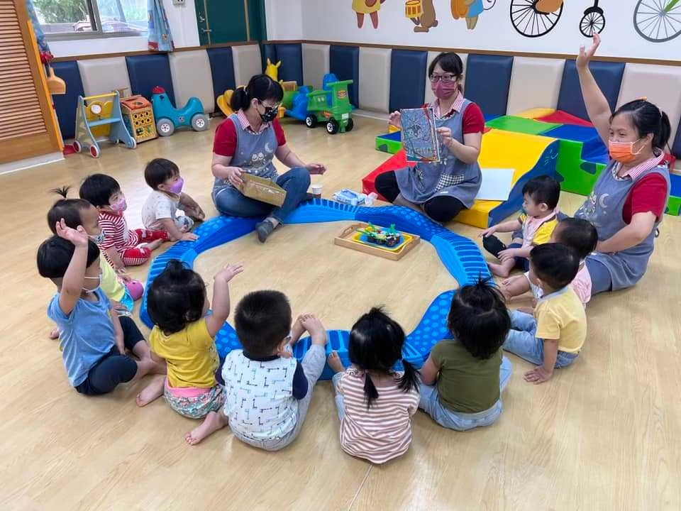 大仁科技大學委辦和平公設民營托嬰中心,老師引導寶寶遊戲中學習