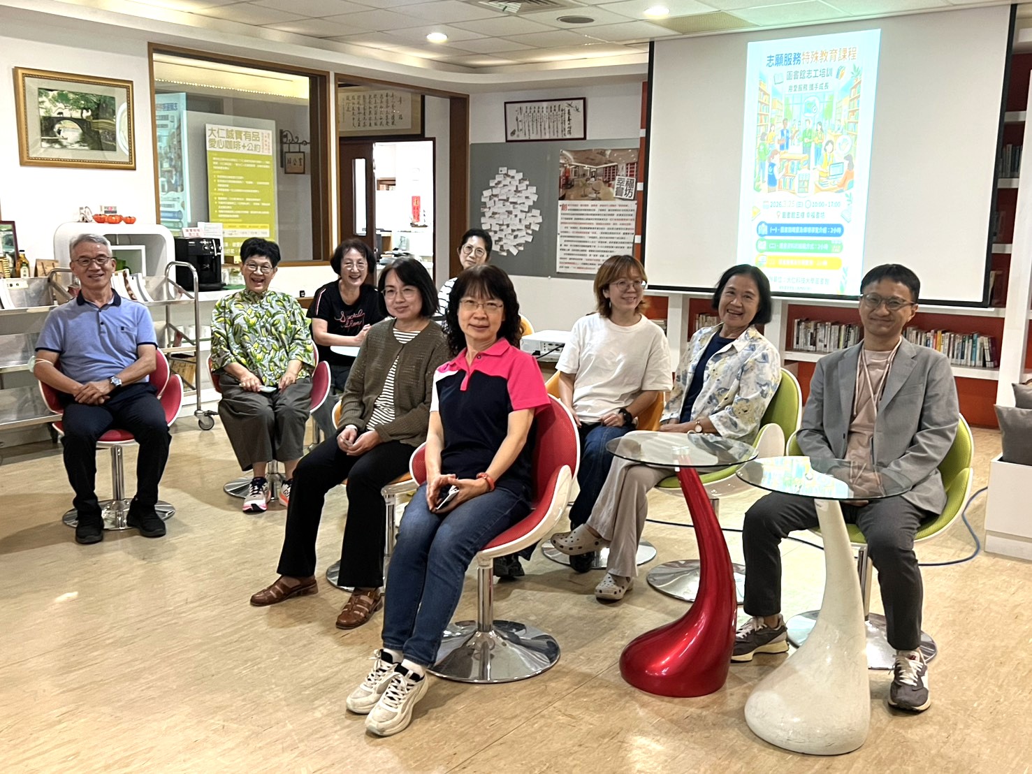 大仁科大首批圖書館志工合影