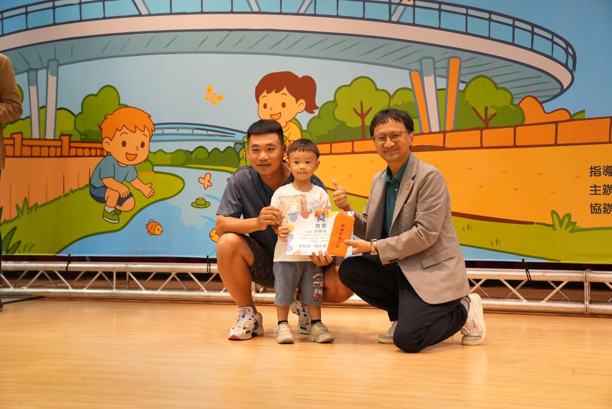 大仁科大研發長頒發幼幼班組第二名獎狀