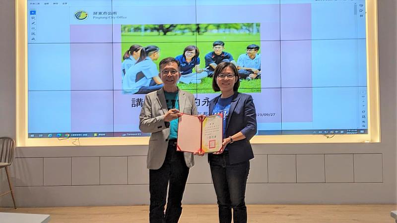 大仁科技大學 郭代璜校長(圖左)與屏東市周佳琪市長(圖右)合照
