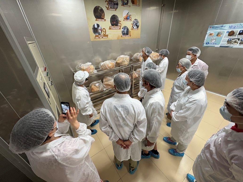 「喬本生醫」高級技術員講解台灣特有牛樟芝培育與技術精髓。
