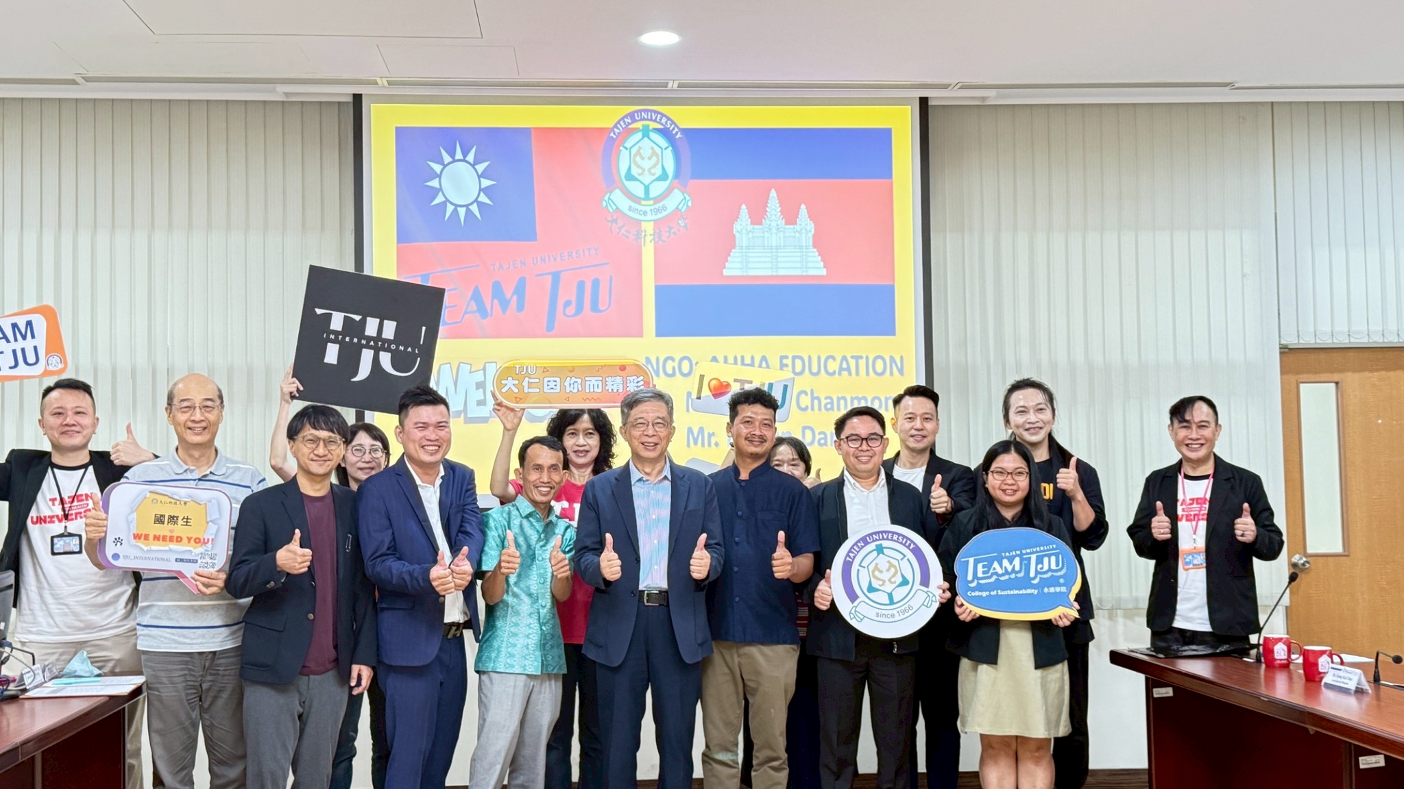 大仁科大校長與師長偕同柬埔寨貴賓合影