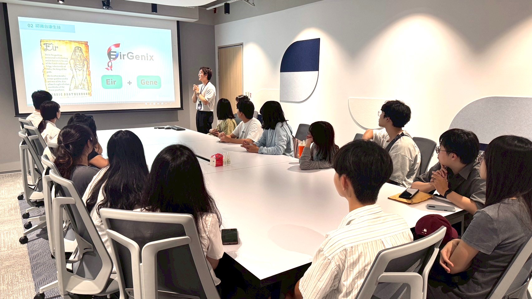 台康生技安排企業簡介與專業交流，讓學生深入了解生物製劑研發與產業發展趨勢。