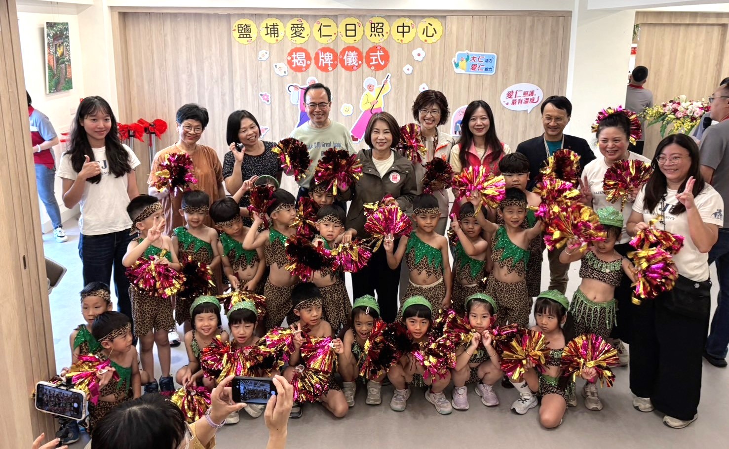 屏東縣周春米縣長與開場表演屏東市信義非營利幼兒園合影