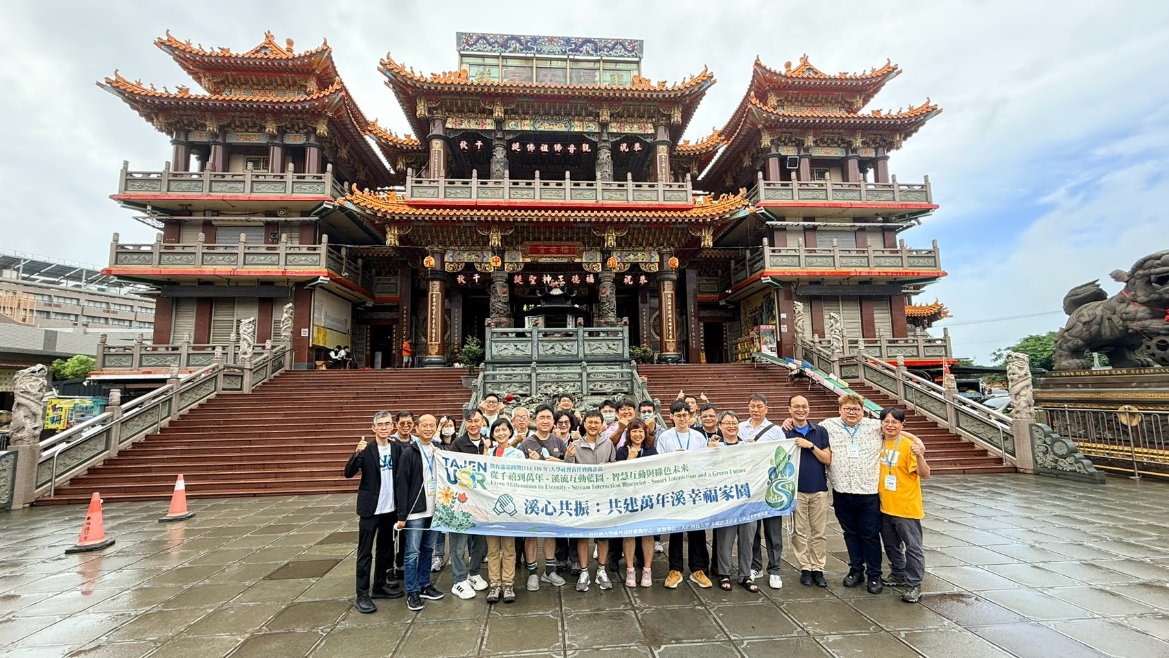 周德光校長率領大仁科技大學一、二級主管前往車城福安宮團拜,祈求校務昌隆、師生平安,並凝聚團隊共識與向心力。
