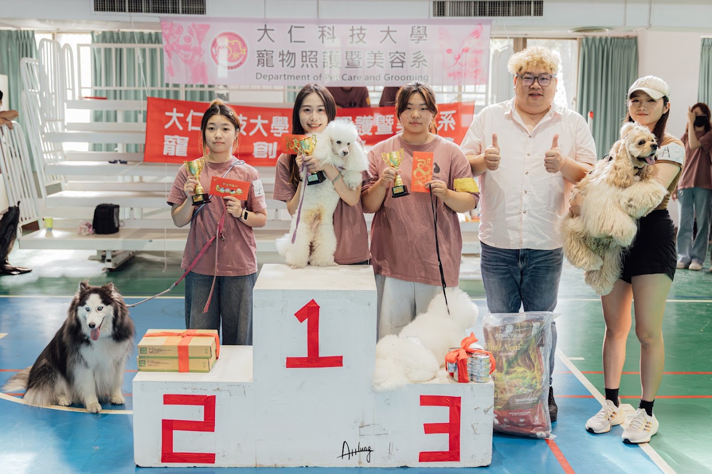 圖2.寵物創意運動會李育儒主任頒獎
