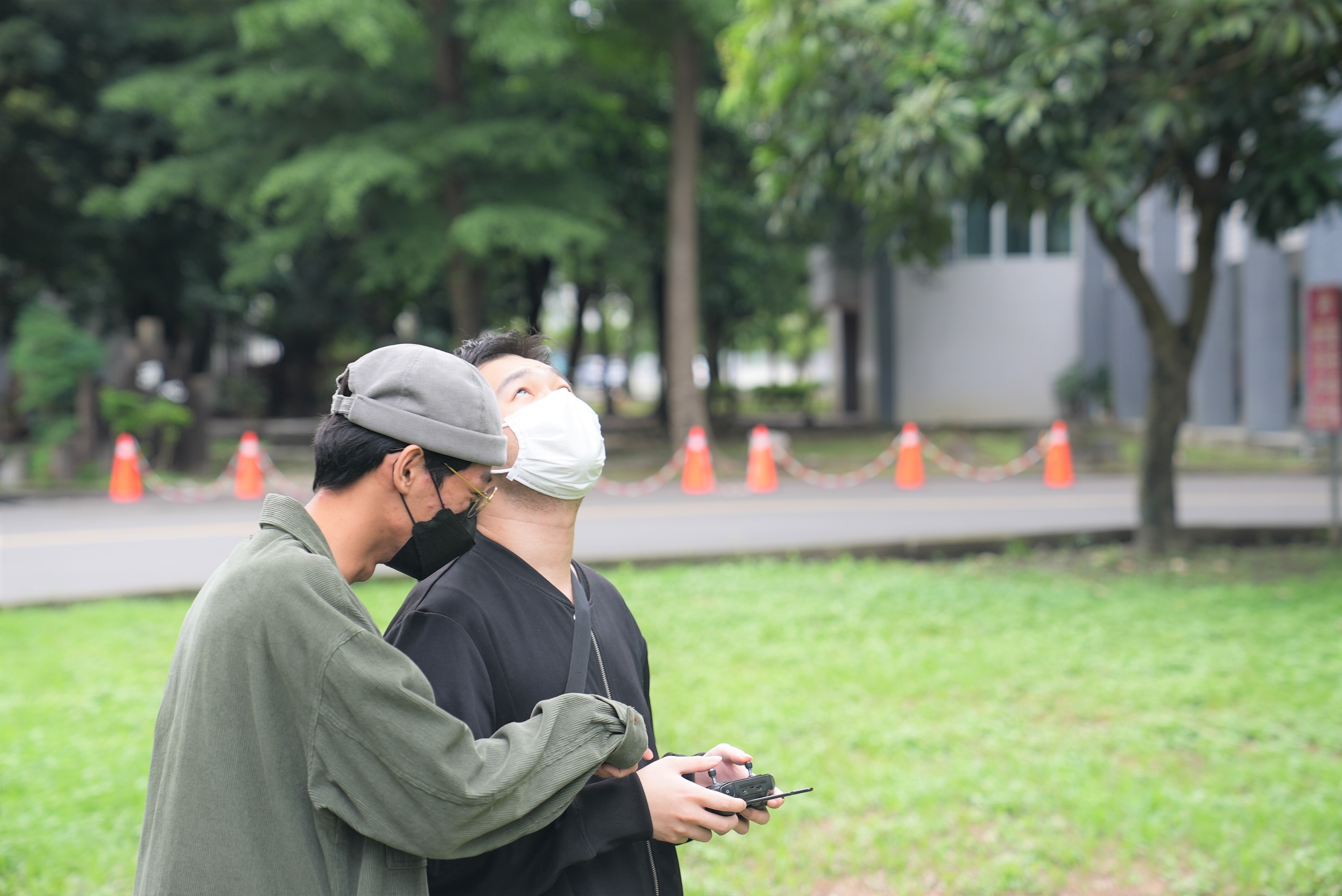2022-05-23 學生操控無人機進行驅鴿 (左:林念祖同學;右:楊超穎同學)