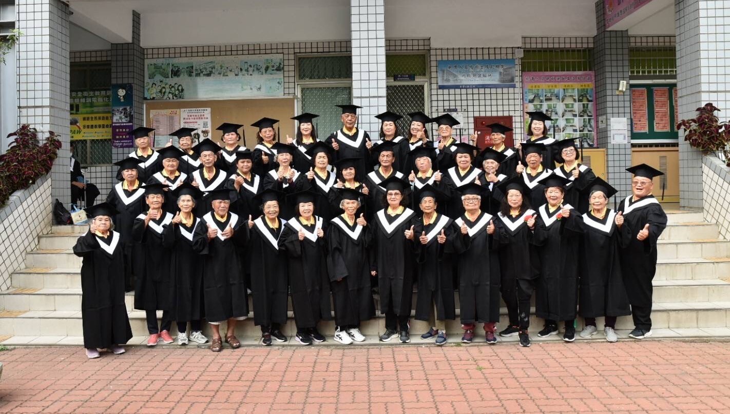 大仁科大社工系偕同屏東縣向陽海關懷協會 辦理「銀髮一日大學」 畢業生合影