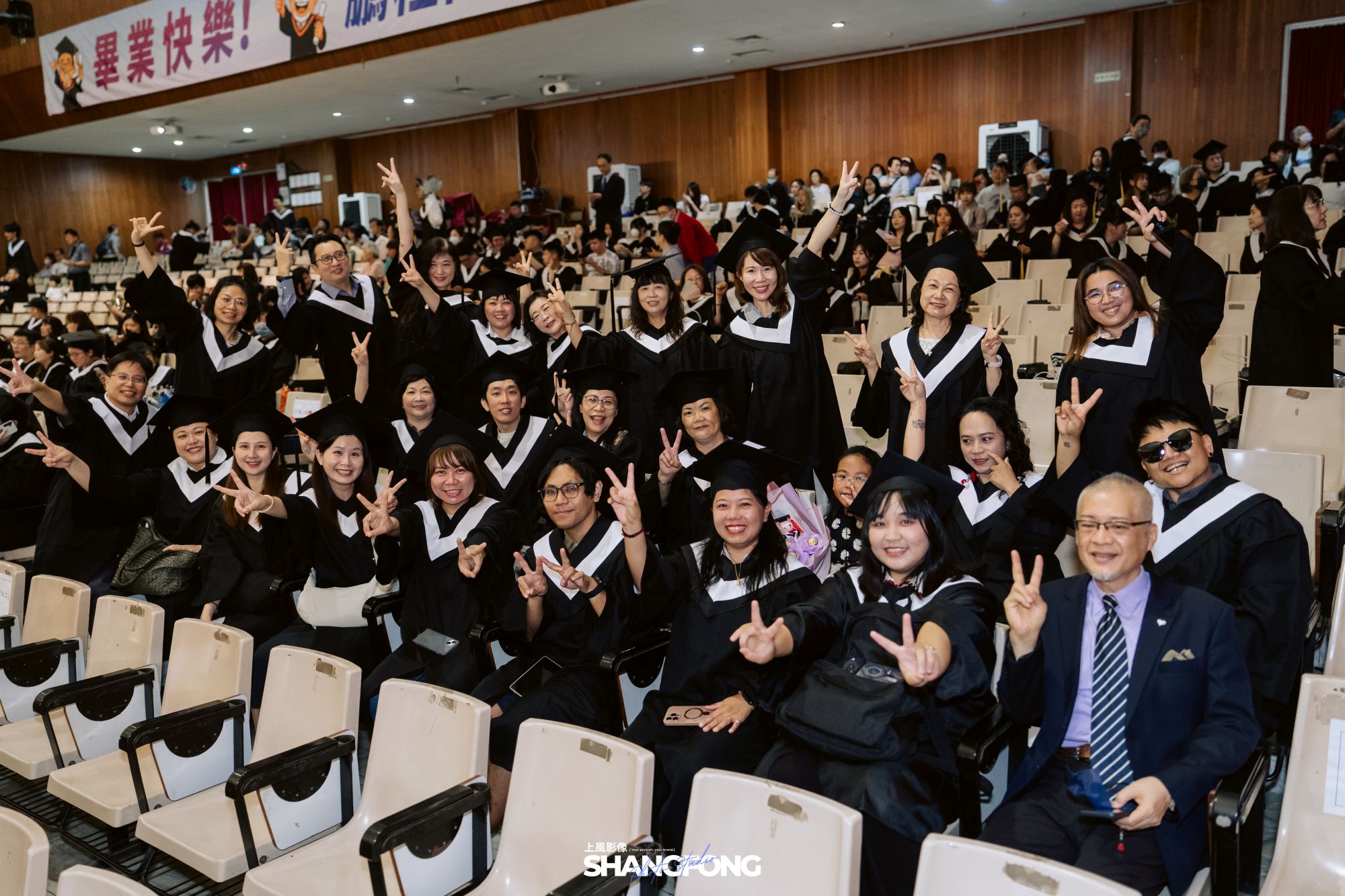 本校社會工作系畢業生們