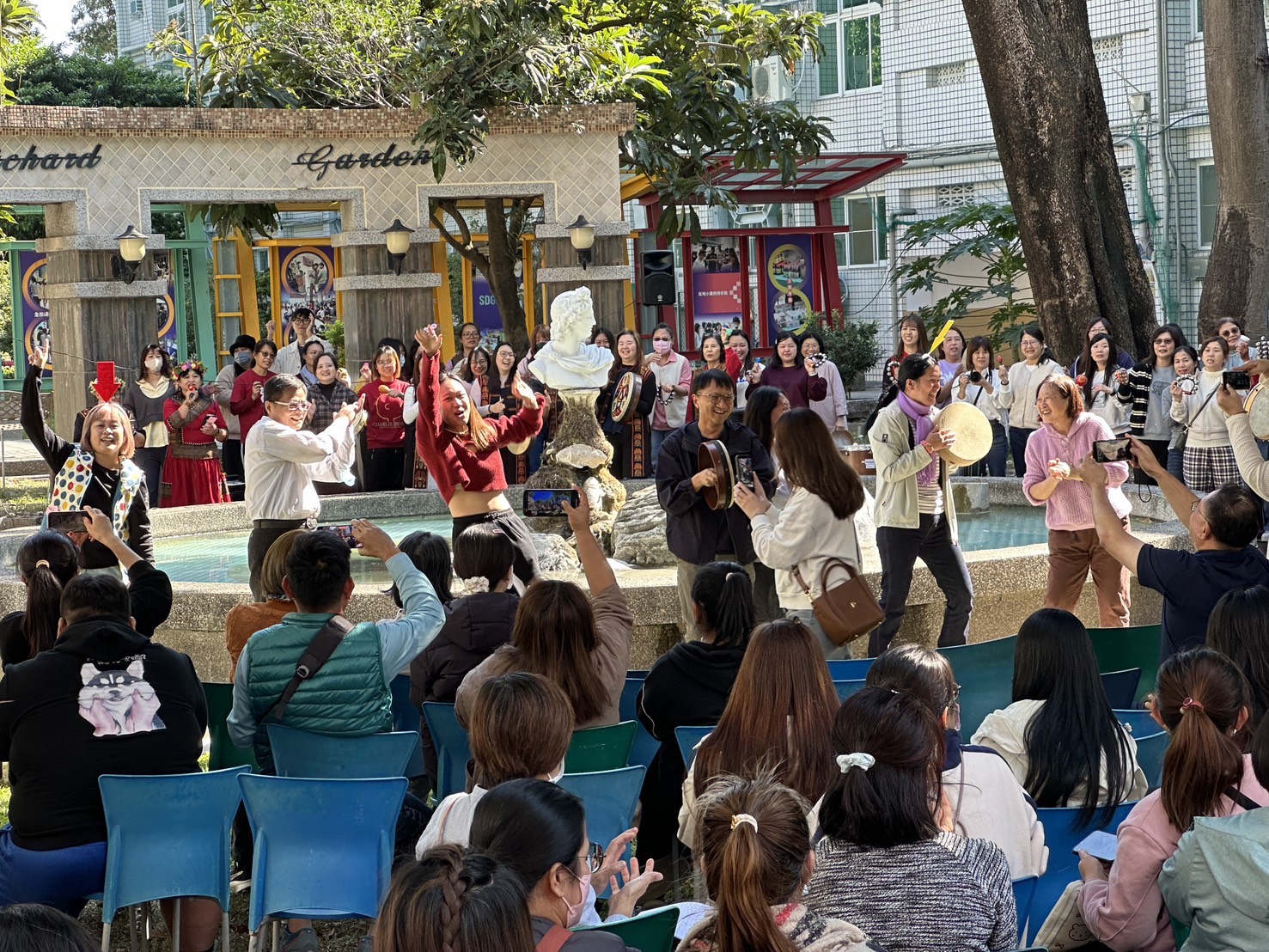 大仁師生一起同歡演出