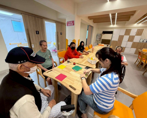 大仁科技大學幼兒保育系帶領長輩做色紙拼貼手作活動