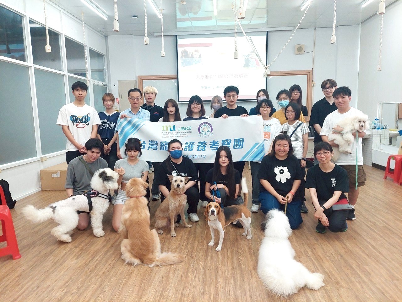 香港都會大學李嘉誠專業進修學院師生於「犬貓行為分析」課程中合影。