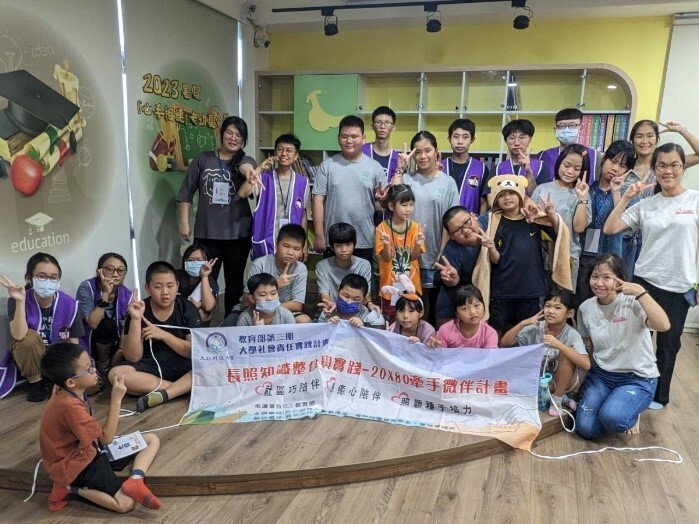 新南國小戲劇排練後合影