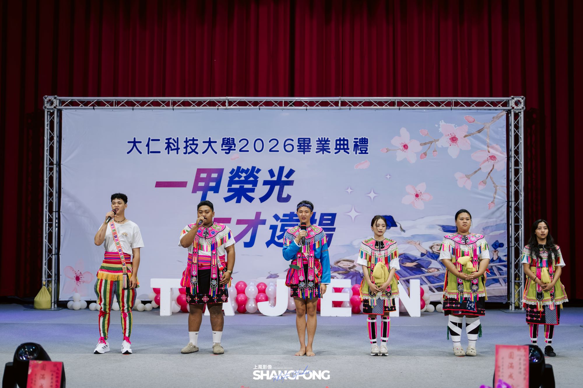 本校原住民族學生社團「黑木炭原創社」領唱一同唱校歌1