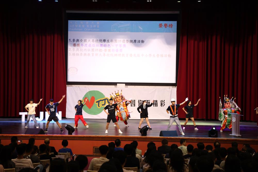 社團與系學會透過活力十足的開場表演，展現學生自治與社團發展成果。