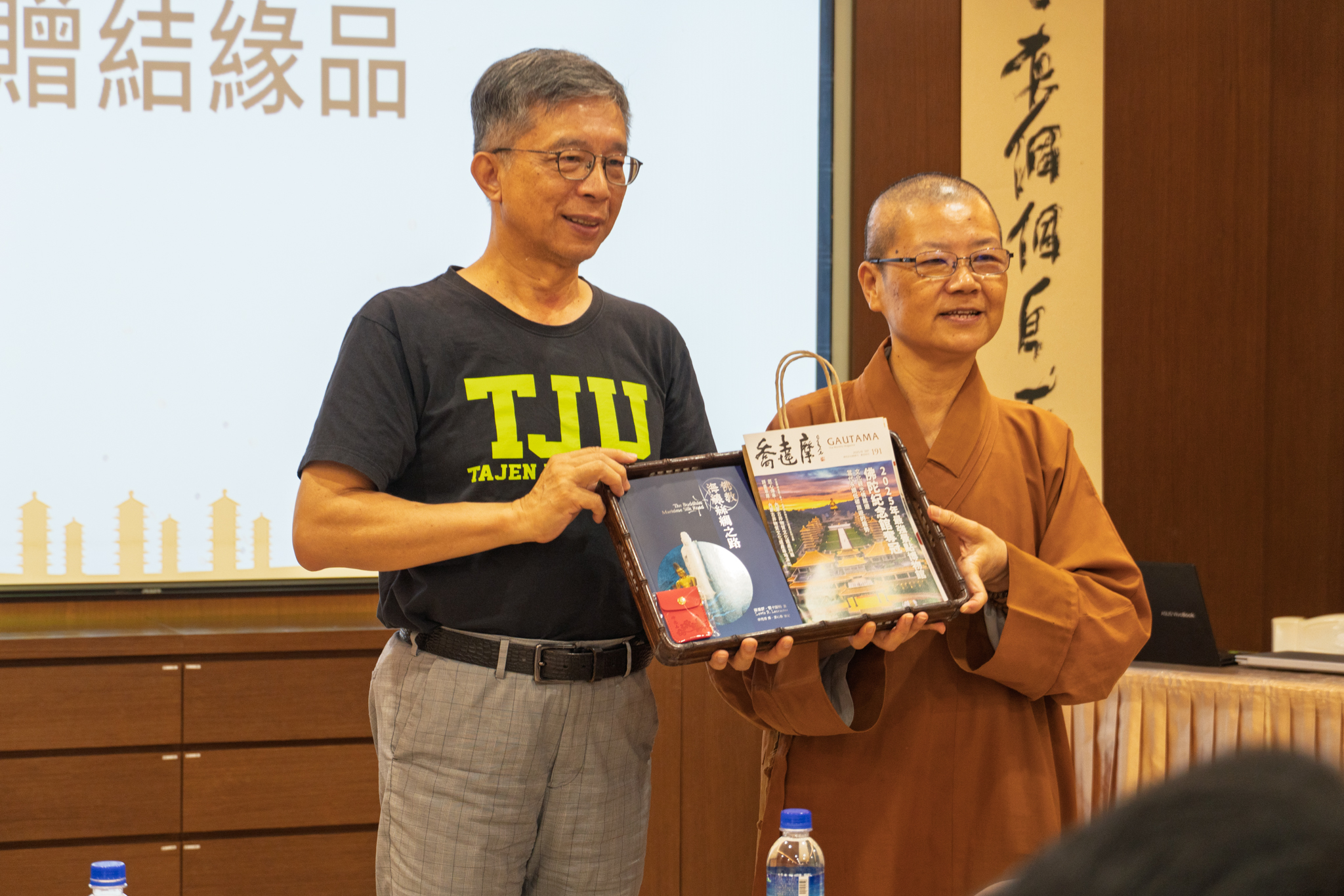 圖1、大仁科大 郭校長與佛館妙慧法師合影