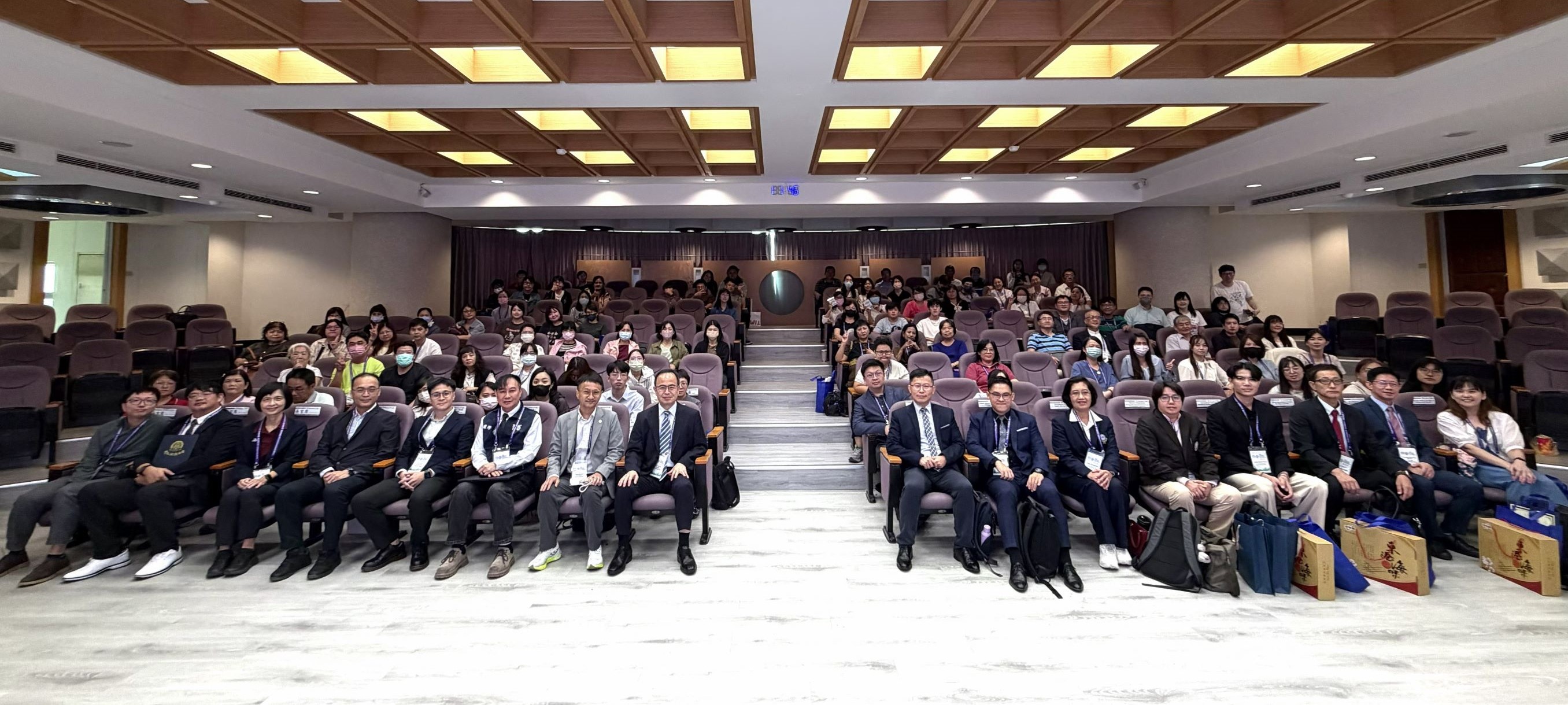 2026智慧健康與永續社會國際研討會全體與會人員合影留念。