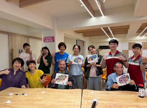 大仁科技大學幼兒保育系帶領長輩做色紙拼貼手作活動