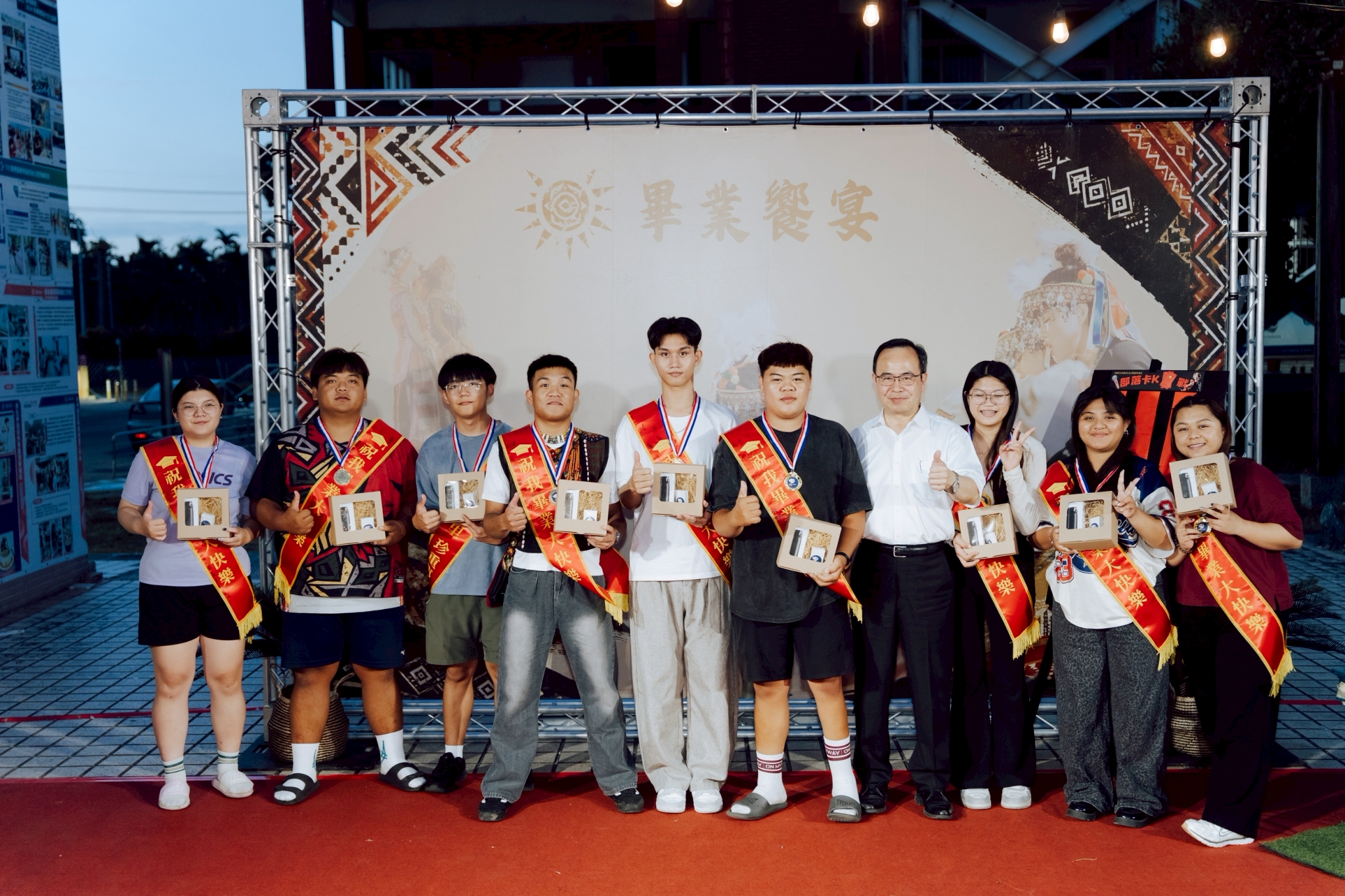 大仁科技大學周德光校長與本次畢業生合影