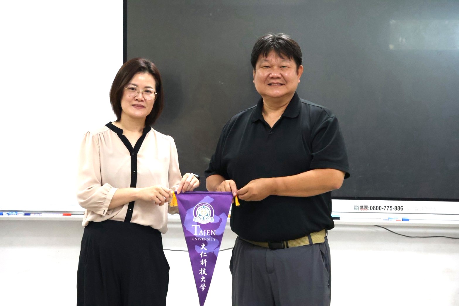 大仁科技大學課外活動服務組主任邱懋峮(右)代表學校致贈錦旗予澎湖縣馬公市中山國民小學教務主任(左),表達誠摯謝忱。