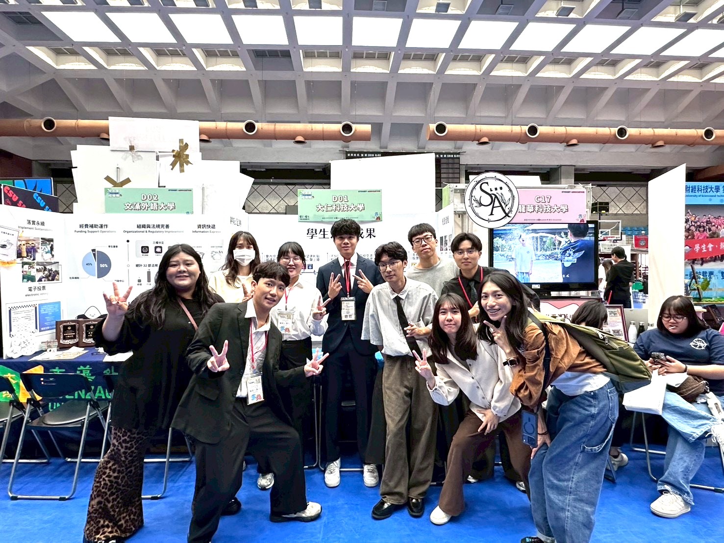 圖1、展覽攤位前學生會合影