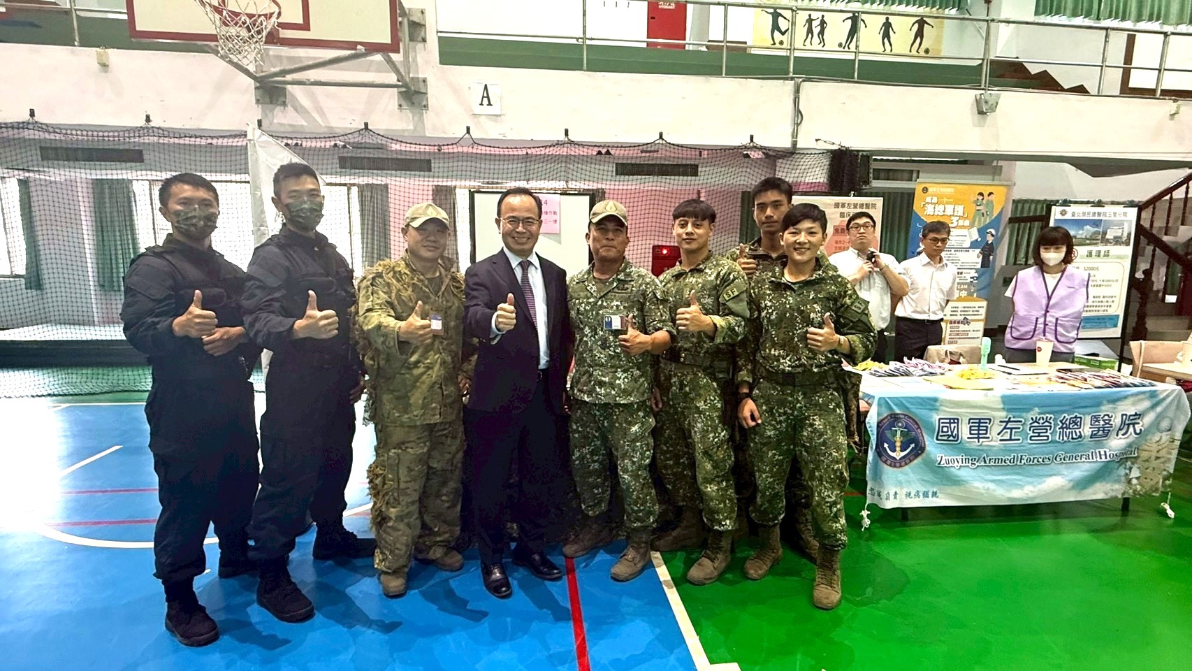 大仁科技大學周德光校長與國軍弟兄們合影