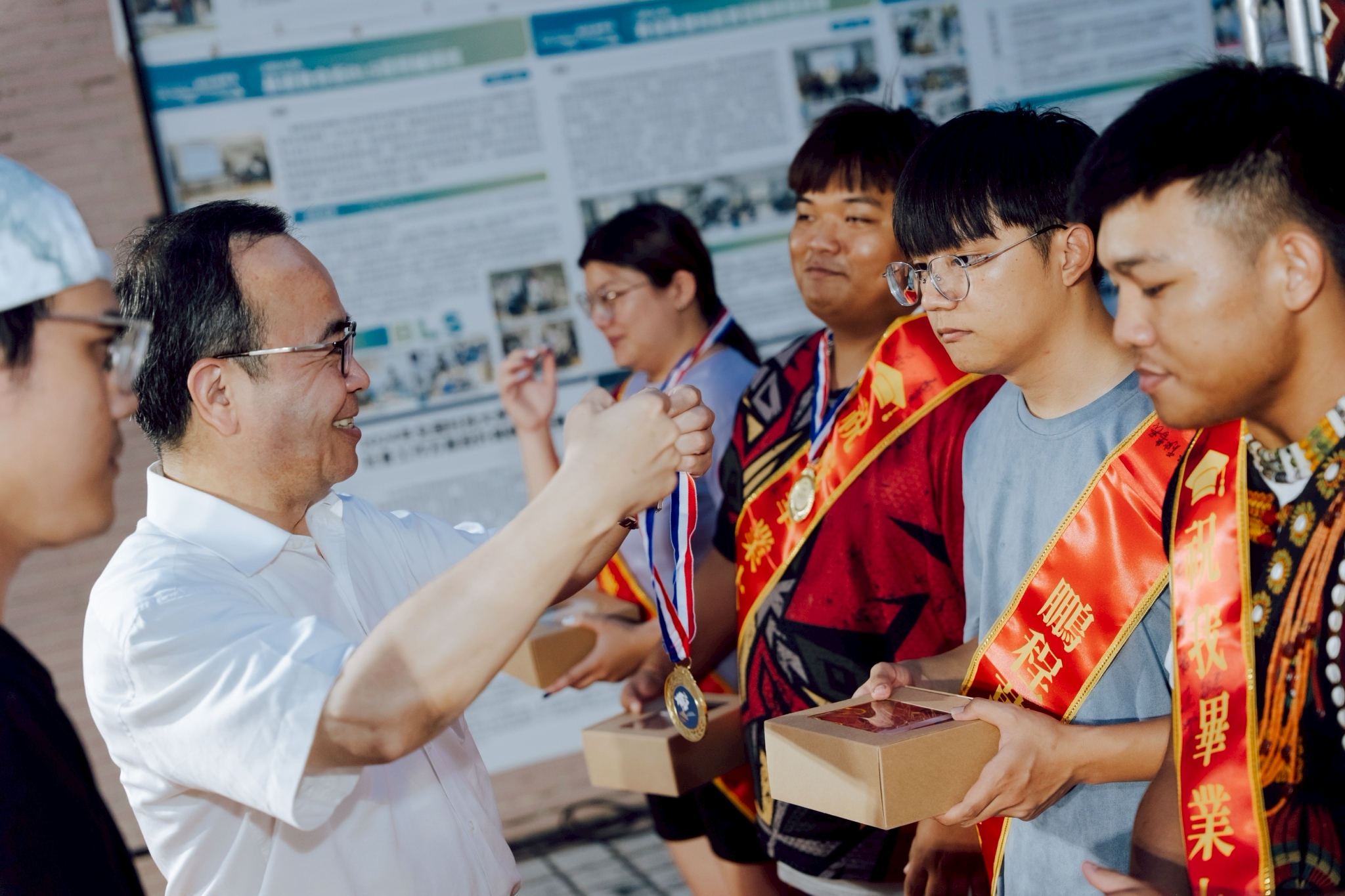 由大仁科技大學周德光校長致贈畢業禮