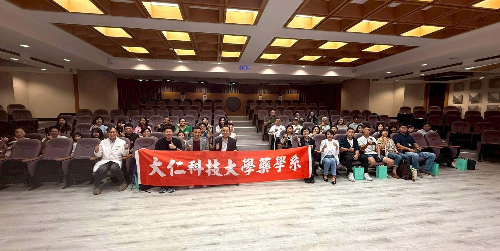大仁科技大學與台南市中小企業協會共同舉辦「產業觀摩交流暨企業參訪活動」之活動大合照