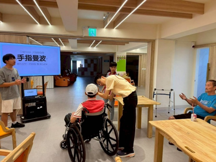 大仁科技大學社會工作系帶領長者進行「手指曼波」暖身活動