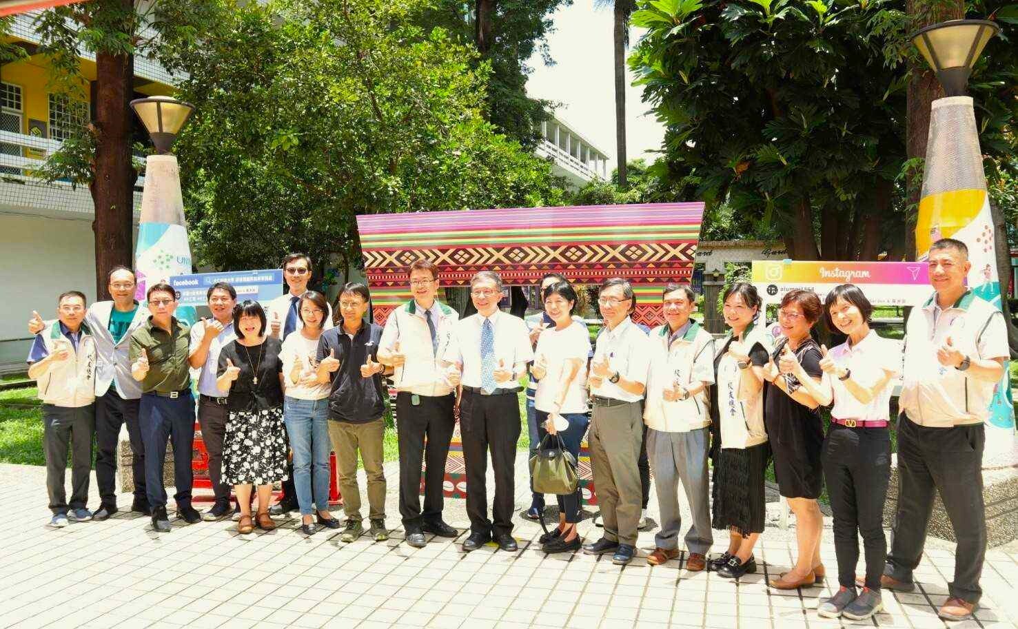 大仁科技大學校園12景揭牌儀式二部曲，由郭代璜校長帶領校友總會及本校一級主管合影