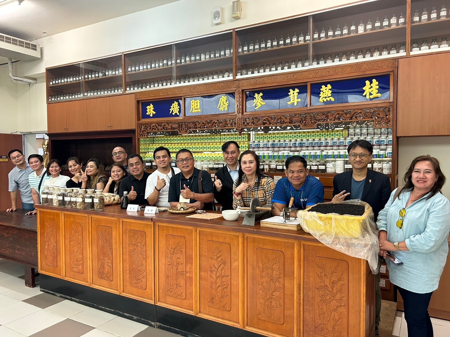 圖1、菲律賓大學公共政治與治理學會參訪團參觀本校藥學系中草藥專業教室。