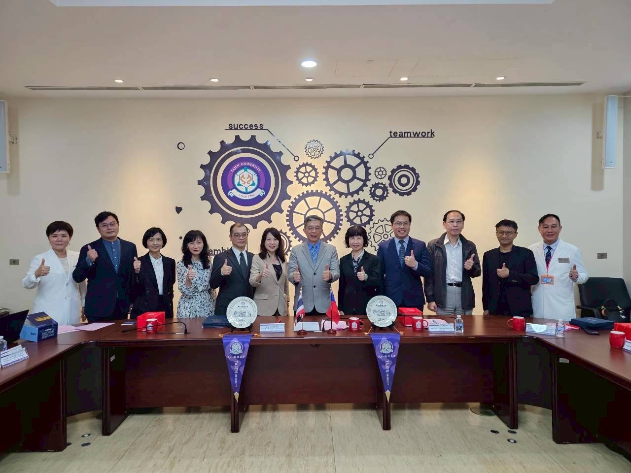 大仁科大、泰國 Pathumthani University與長庚醫療管理中心 合影